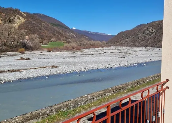 Au Bord De La Riviere